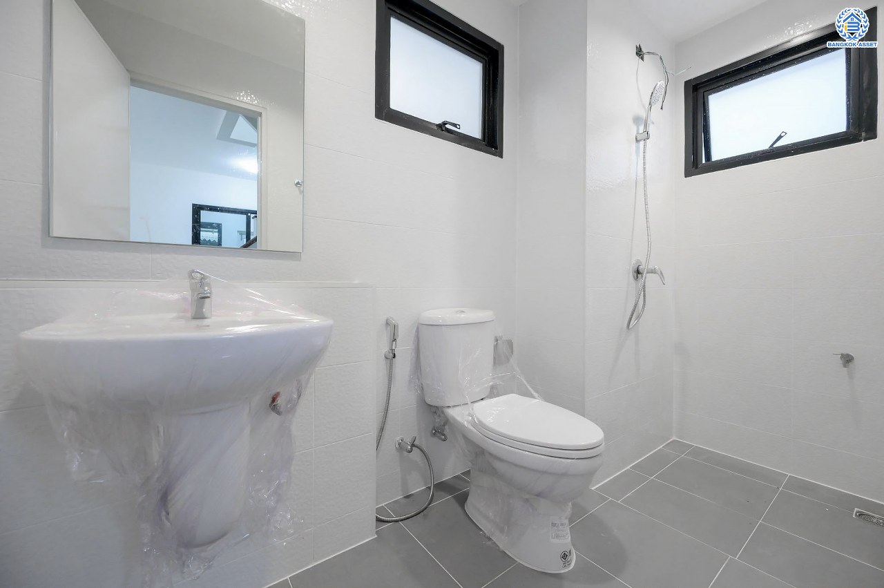 บ้านมือสองตกแต่งใหม่ แบรนด์ L&H โครงการ ชัยพฤกษ์ วัดลาดปลาดุก บนเนื้อที่ 59.5 ตร.ว. พื้นที่ใช้สอยมากถึง 108.5 ตร.ม. ฟังก์ชัน 3 ห้องนอน 2 ห้องน้ำ จอดรถได้ 1 คัน พร้อมพื้นที่ข้างบ้านกว้างตอบโจทย์ทุกการอยู่อาศัย บนทำเลดีที่สุด! ใกล้เซ็นทรัลเวสต์เกต ทางด่วน "กาญจนาภิเษก" และรถไฟฟ้าสายสีม่วง "สถานีคลองบางไผ่" ในราคาสุดคุ้ม